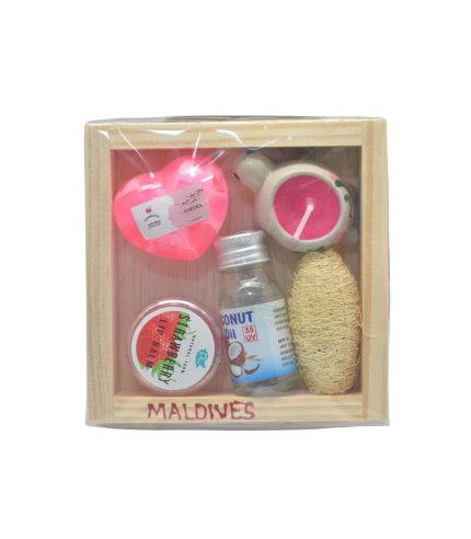 SPA 5 PCS SET IN WOODEN BOX CANDLE, SOAP, OIL, LUFA, LIP BLAM